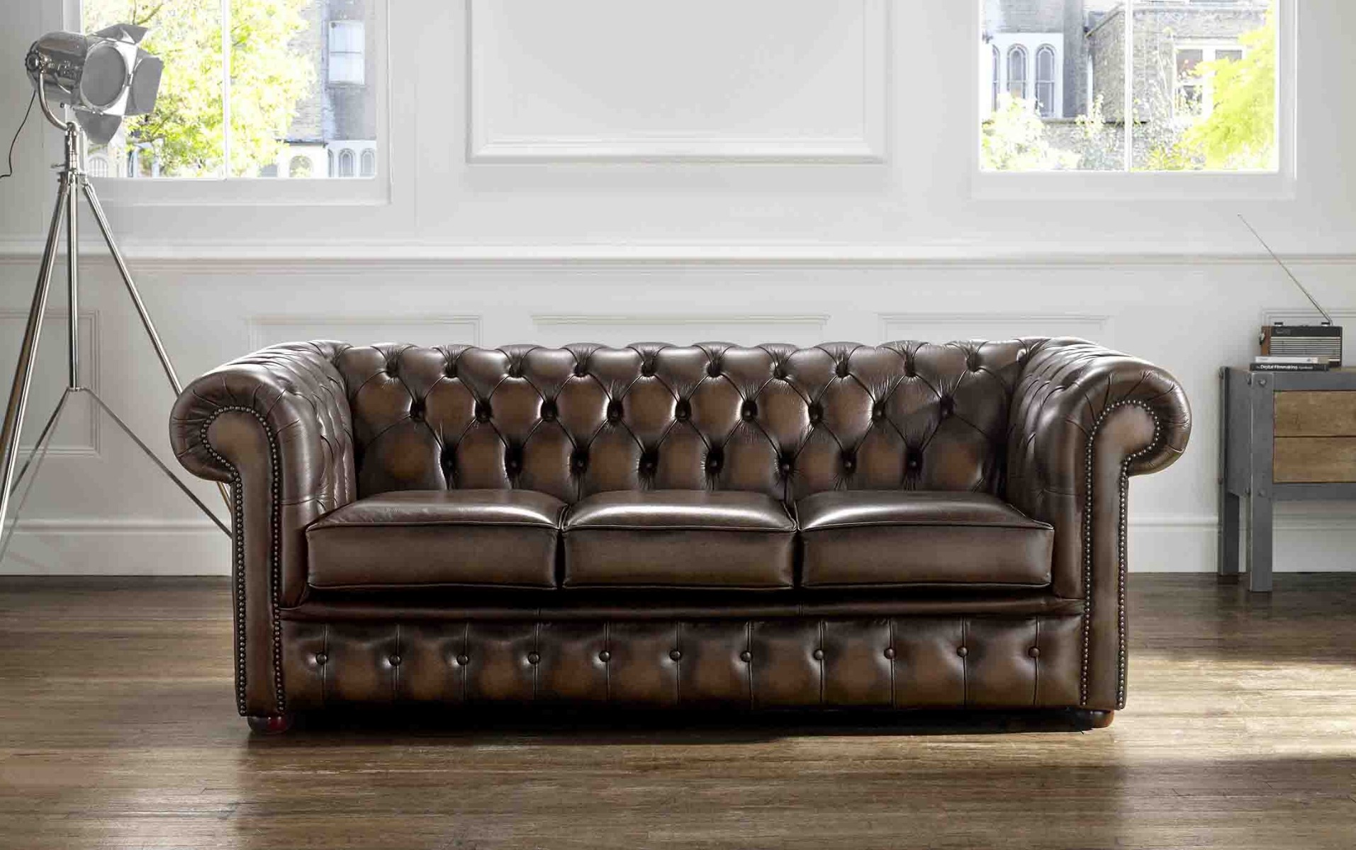Product photograph of Chesterfield Classic 3 Seater Handmade Settee from Chesterfield Sofas